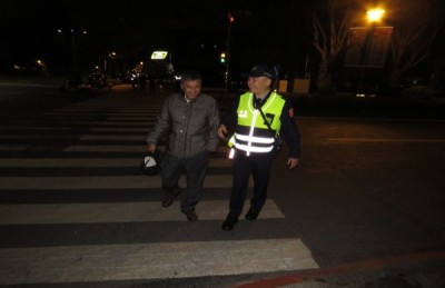 [新聞]「扶老人家過馬路」 高市警推護老專案